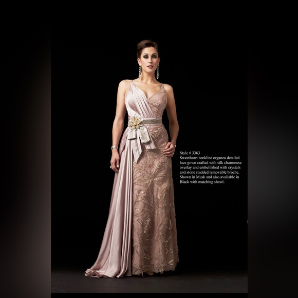 A beautiful embellished gown with graceful details in the colour musk. - Picture 1 of 4